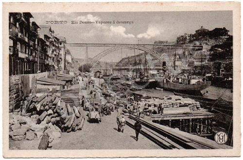 Postal antigo do Porto. Rio Douro – Vapores à descarga. Edição Monteiro Guimarães.
