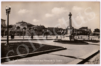Postal antigo de Fafe - P. da República e Monumento aos Mortos da G. Guerra