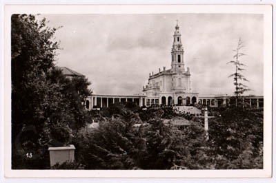 Postal antigo do Santuário de Fátima. A Basílica através das belezas naturais