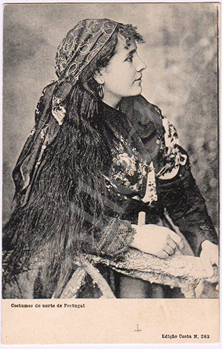 Postal antigo de costumes portugueses