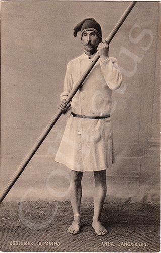 Postal antigo de costumes portugueses