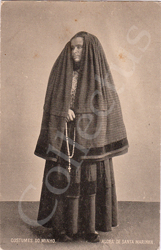 Postal antigo de costumes portugueses