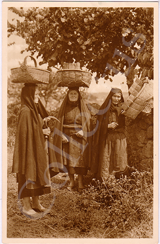 Postal antigo de costumes portugueses