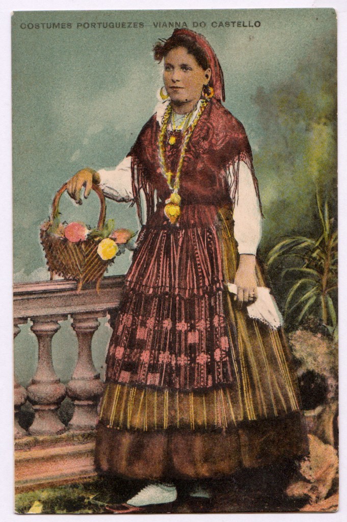 Postal antigo de costumes portugueses