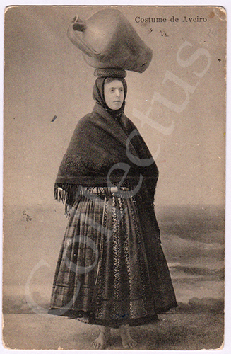 Postal antigo de costumes portugueses