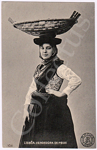Postal antigo de costumes de Lisboa com uma vendedora de peixe