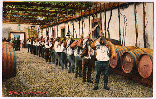 Postal antigo de costumes portugueses