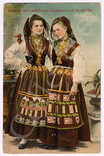 Postal antigo de costumes portugueses